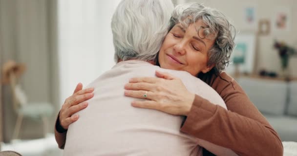 Unterstützung Gesicht Und Ältere Freunde Umarmen Sich Beim Rentnerfreundschaftstreffen Vertrauen — Stockvideo