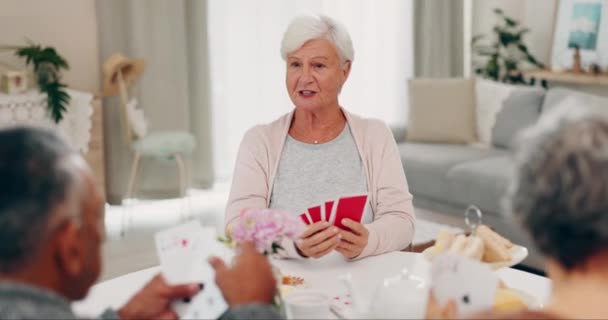 退休人士和老朋友在一个茶话会上一起参观一个家庭 以便建立起友谊 与一群老年人在一所房子里打牌 参加社交活动和游戏 — 图库视频影像