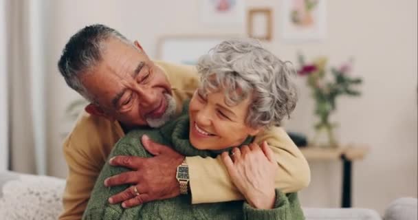 Ευτυχισμένο Αγκαλιά Και Διαφυλετικό Ηλικιωμένο Ζευγάρι Στο Σπίτι Γάμο Και — Αρχείο Βίντεο