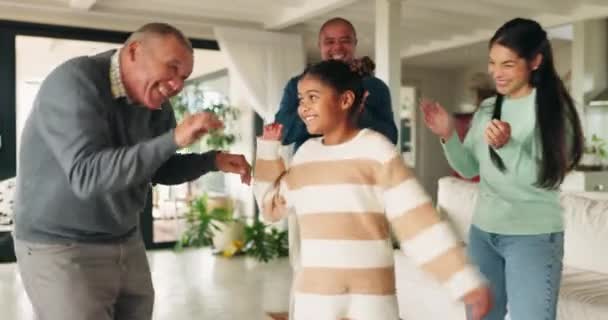 Büyükbaba Mutlu Ebeveynler Hafta Sonu Tatillerinde Evde Dans Eden Çocuklar — Stok video