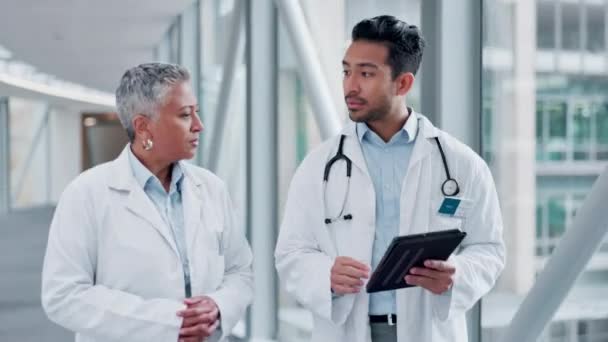 Artsen Teamwork Wandelen Met Tablet Voor Gezondheidsplanning Klinische Samenwerking Feedback — Stockvideo