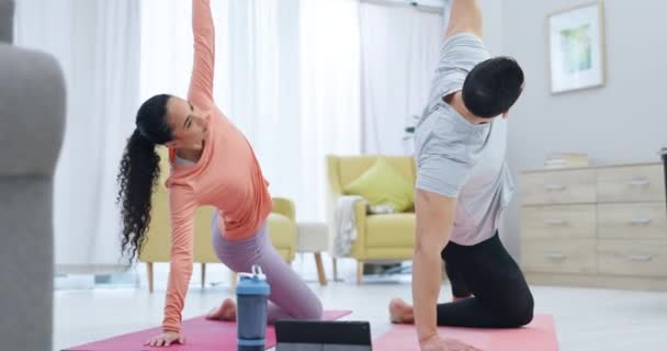 Fitness Santé Couple Faisant Yoga Dans Salon Ensemble Pour Corps — Video