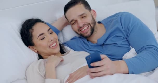 在社交媒体上聊天 打电话或睡在床上的夫妻可以在早晨一起在家里轻松地阅读新闻 说到网络日志 女人或快乐的男人用爱 支持或微笑交谈或联系在一起 — 图库视频影像
