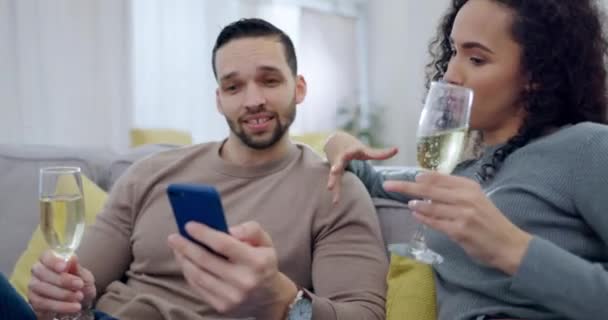 Parler Champagne Couple Avec Téléphone Sur Canapé Pour Les Médias — Video