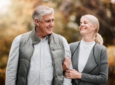 Mutlu, sevgi ve barış içinde yaşlı bir çiftle bağ kurmak, rahatlamak ve destek olmak için doğada. Gülümse, mutlu ol ve emekli ol. Yaşlı adam ve kadınla kırsal alanda tatil ve bağlılık için yürü..