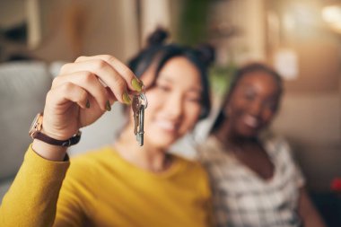 El, anahtarlar ve yeni ev ya da gayrimenkul yatırımı için birlikte yaşayan insanlar. Kadın arkadaşlarının kira, ipotek ve kredisinin kapatılması, ev, ev ya da apartman arkadaşlarıyla birlikte kutlanıyor.