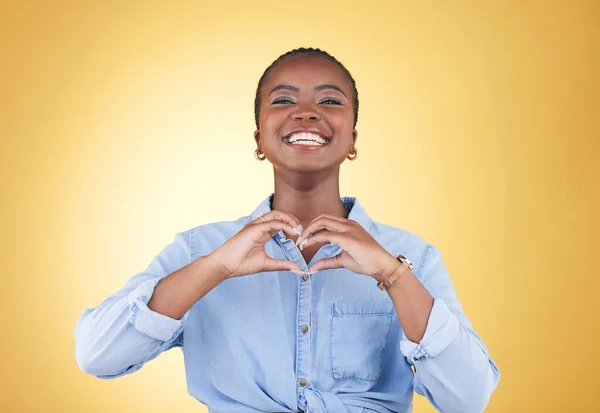 Portret Hart Handen Zwarte Vrouw Glimlach Studio Geïsoleerd Gele Achtergrond — Stockfoto