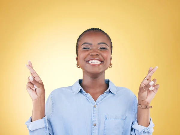 Życzenia Znak Kciuki Portret Czarnej Kobiety Studio Uśmiech Dla Nadziei — Zdjęcie stockowe