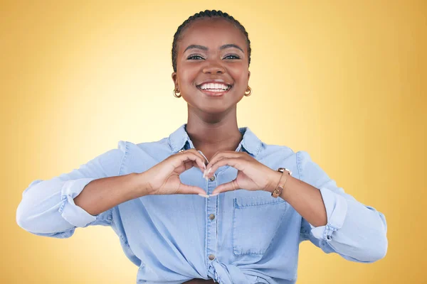 Vrolijke Zwarte Vrouw Portret Hart Handen Voor Ondersteuning Liefde Zorg — Stockfoto