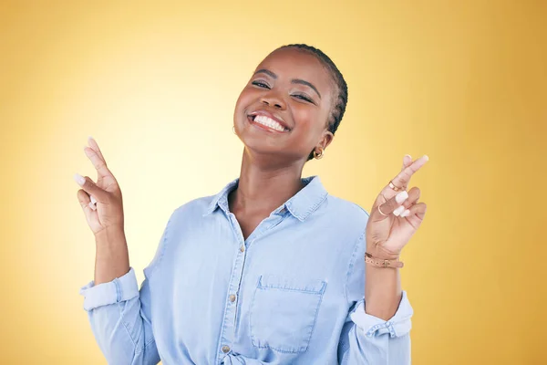 非洲女人 交叉的手指和工作室的肖像为好运 兴奋的微笑或时髦的衣服由黄色背景 年轻的时装模特 快乐的学生或为成功的希望 希望或梦想而签署语言 — 图库照片