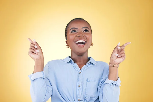 选择或兴奋的黑人妇女在工作室里嘲笑空间 销售新闻或交易提供 黄色背景 广告或快乐的人 想促销的想法 公告或零售交易 — 图库照片
