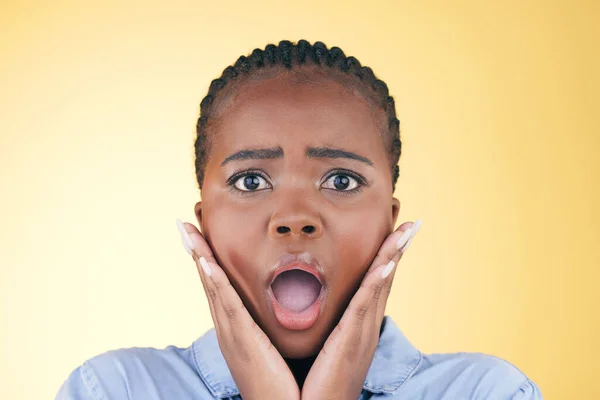 Siyah Kadın Yüz Alarm Şok Yüz Ifadesi Dram Şaşkınlık Sarı — Stok fotoğraf