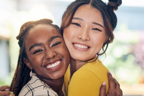 Cara Sonrisa Pareja Lesbianas Abrazan Casa Uniéndose Divirtiéndose Juntos Retrato — Foto de Stock