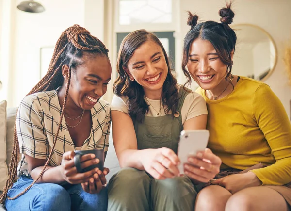 Щасливі Жінки Смішними Мемами Смартфонами Друзі Відпочивають Вдома Соціальними Медіа — стокове фото