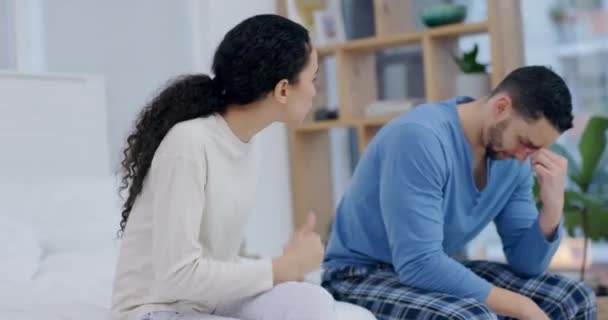 Divórcio Luta Par Uma Cama Com Stress Discussão Conversação Zangada — Vídeo de Stock