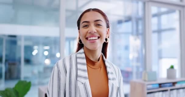 Glücklich Geschäftsfrau Und Gesicht Einem Büro Mit Stolz Und Aufgeregt — Stockvideo