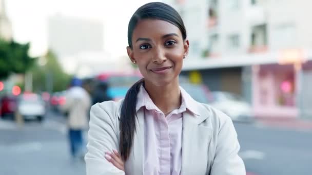 Rostro Abogado Mujer Brazos Cruzados Ciudad Sonrisa Aire Libre Calle — Vídeos de Stock
