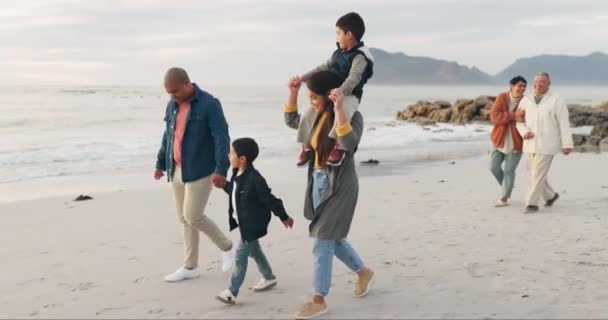 男孩和祖父母一起海滩 带着爱心散步和照顾 在户外聊天或结伴度假 双胞胎 和妈妈 爸爸或家人一起去度假 — 图库视频影像