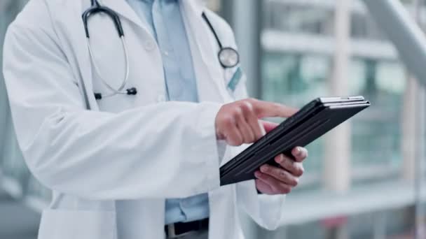 Lékař Tablet Chůze Nemocnici Pro Zdravotní Péči Internetem Pro Výzkum — Stock video