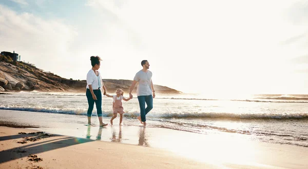 Wandern Händchenhalten Und Familie Strand Bei Sonnenuntergang Urlaub Abenteuer Oder — Stockfoto