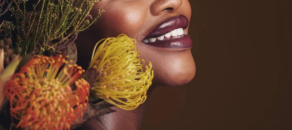 モックアップスペースのスタジオで黒人女性の唇を持つ美しさ メイク 持続可能性 バナーのための茶色の背景のモデルで化粧品 クローズアップ — ストック写真