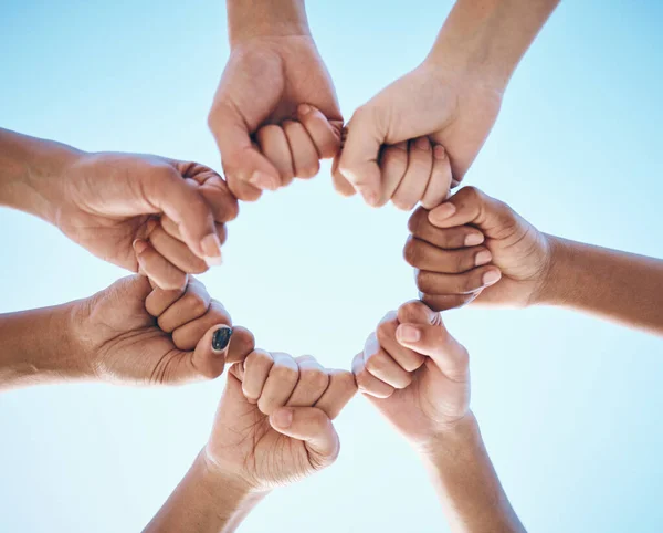 Mãos Punho Pessoas Círculo Com Baixo Ângulo Confiança Solidariedade Motivação — Fotografia de Stock