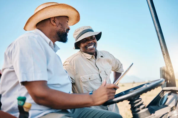 Spelet Enhet Safari Och Män Med Tablett För Riktning Kenya — Stockfoto