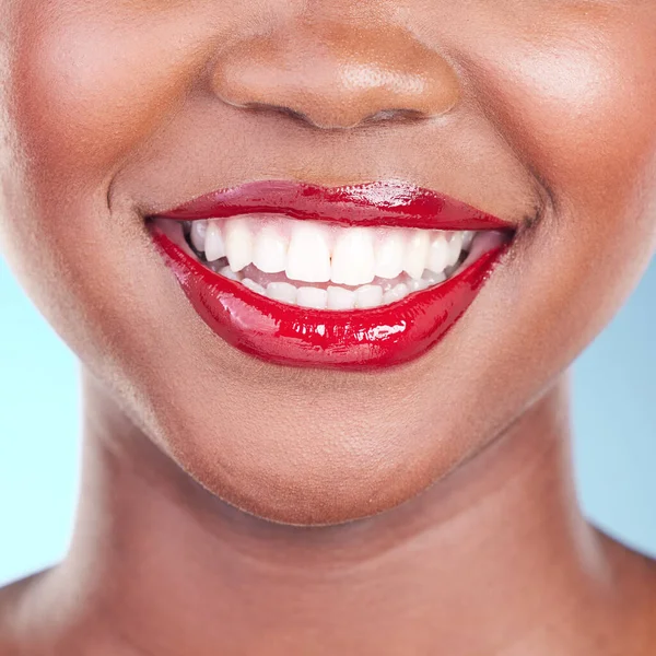 Kobieta Uśmiech Czerwona Szminka Zębami Urodą Zbliżenie Stomatologiczne Makijaż Izolowane — Zdjęcie stockowe