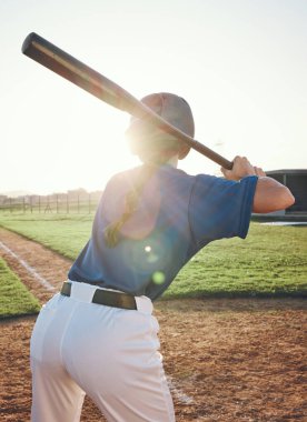 Beyzbol, sopa ve spor, performans ve yarışma için sahada bir kişi. Profesyonel atlet ya da softball oyuncusunun yaz aylarında bir sahada ya da stadyumda mercekli antrenman yapması.