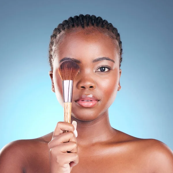 工作室肖像画 黑色女人和刷子化妆粉应用 面部粉底或美容常规 蓝色梯度背景下的化妆品 化妆品工具和非洲女性模型 — 图库照片
