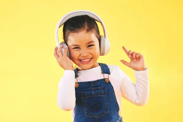 Dziecko Dziewczynka Portret Studio Słuchawki Uśmiechem Słuchanie Lub Audio Tech — Zdjęcie stockowe