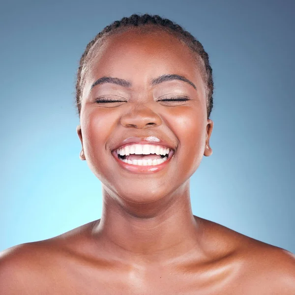 Schoonheid Huidverzorging Gezicht Zwarte Vrouw Met Lachen Cosmetica Make Studio — Stockfoto