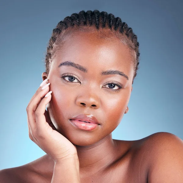 スタジオでスキンケア 化粧品 フェイシャルウェルネスの美しさ 黒人女性と肖像画 マニキュアとデトックスによる治療から肌の輝きと輝きを伴う青い背景 メイク 皮膚科 — ストック写真