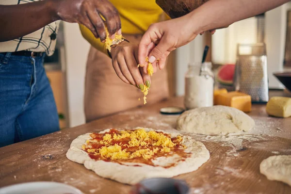 Mãos Queijo Pizza Para Cozinhar Juntos Prontos Para Fast Food — Fotografia de Stock