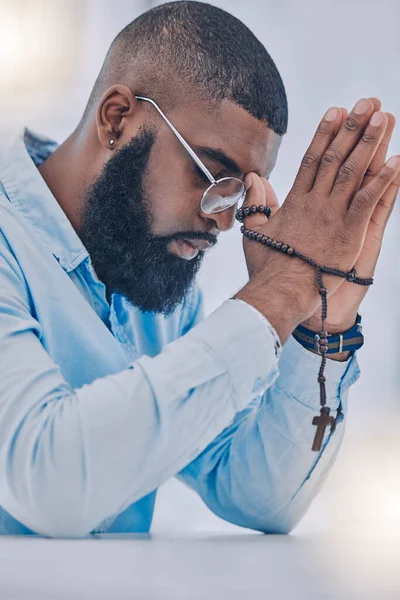 Rosary Black Man Hands Praying Beads Religion Christian Respect Gratitude — Stock Photo, Image