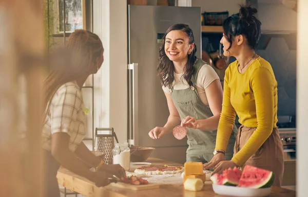 Счастливые Друзья Женщины Готовят Пиццу Кухне Объединяются Веселятся Вместе Дома — стоковое фото