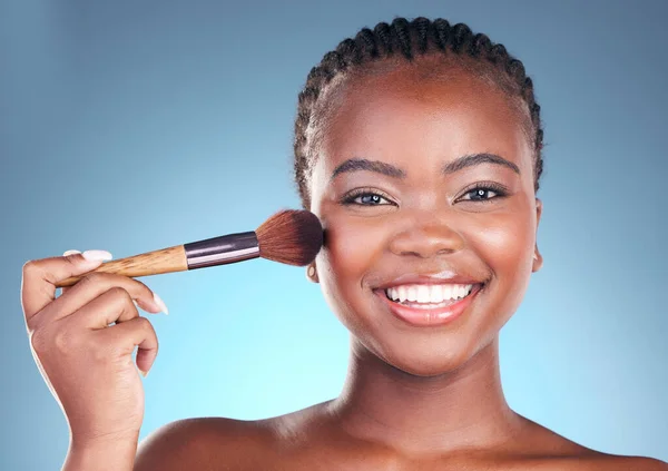 Studio Portret Szczęśliwa Czarna Kobieta Pędzel Makijażu Produkt Lub Kosmetologia — Zdjęcie stockowe