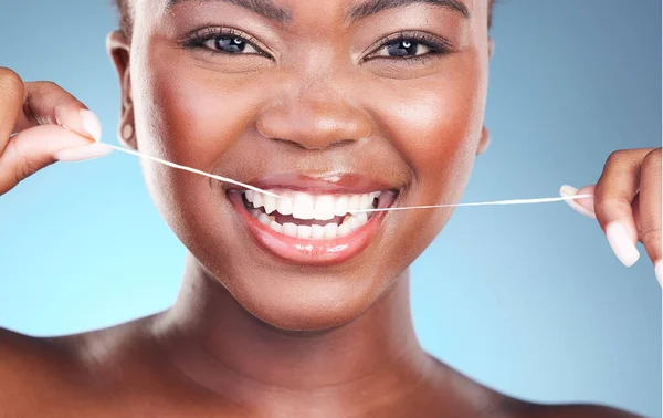 Glad Kvinna Tänder Och Tandtråd Rengöring Grooming Eller Hudvård Mot — Stockfoto