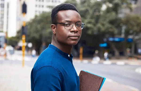 肖像画 认真的学生和黑人男子在城市的户外去上大学 肯尼亚城市街道上的脸 眼镜和非洲学生或大学生 带着教育或学习书籍 — 图库照片