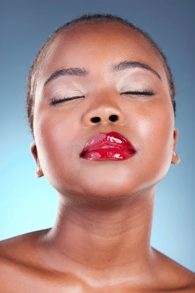 Dermatologie Schoonheid Zwarte Vrouw Met Make Cosmetica Glans Een Blauwe — Stockfoto