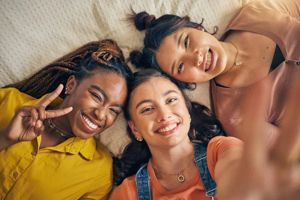 Счастливы Друзья Мир Женщинами Селфи Социальных Сетей Расслабьтесь Разнообразие Улыбка — стоковое фото