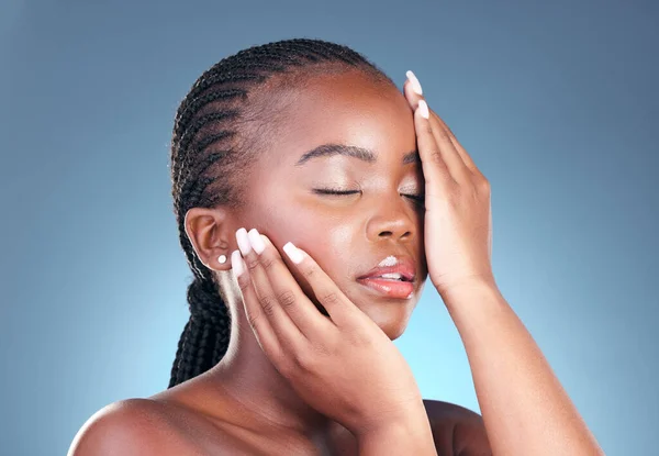 Schoonheid Zwarte Vrouw Ontspannen Met Huidverzorging Cosmetica Gezichtsverzorging Een Studio — Stockfoto