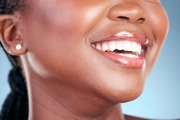 Glad Kvinna Tänder Och Leende Tandrengöring Hygien Eller Behandling Mot — Stockfoto