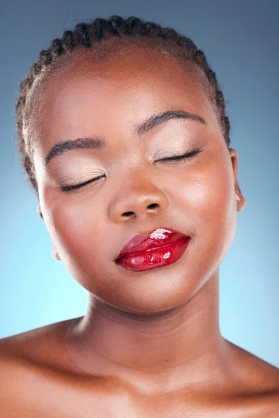 Make Lipgloss Zwarte Vrouw Met Schoonheid Dermatologie Glans Een Blauwe — Stockfoto