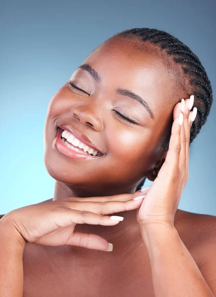 Skönhet Svart Kvinna Och Leende Med Hudvård Kosmetika Och Ansiktshälsa — Stockfoto