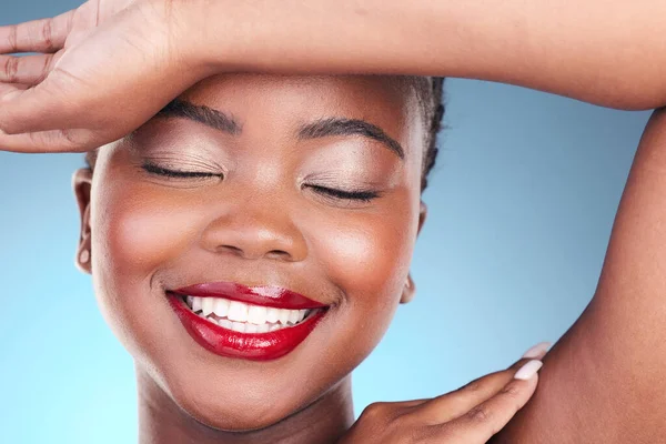 Glad Skönhet Och Svart Kvinna Med Makeup Kosmetika Och Hudvård — Stockfoto