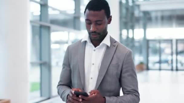 Teléfono Hombre Negro Hombre Negocios Caminando Oficina Las Redes Sociales — Vídeos de Stock