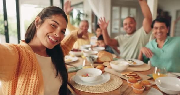 라이브 스트리밍과 가정과 기억에 흥미로운 사람들과 조부모 미디어 게시물 식사에서 — 비디오