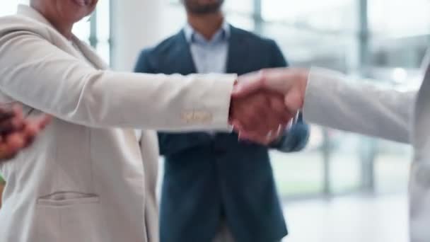 ハンドシェイク およびオフィスでのパートナーシップ 取引または合意のビジネスの人々のグループ 協力して握手 チーム B2B統合 成功または祝賀 — ストック動画