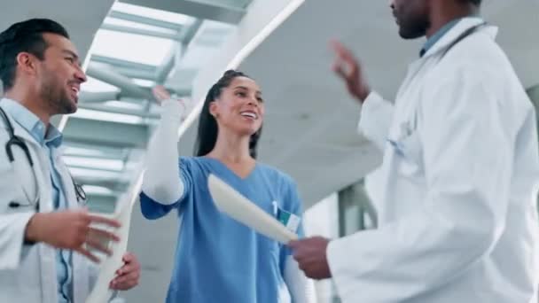 Ärzte High Five Und Teamwork Für Den Erfolg Gesundheitswesen Applaus — Stockvideo